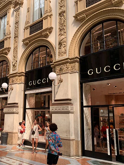 Witryny sklepowe Gucci w Mediolanie